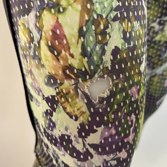 Lululemon Athletica Women's Floral Cropped Leggings WITH HOLE - Size 4 - Picture 7 of 7